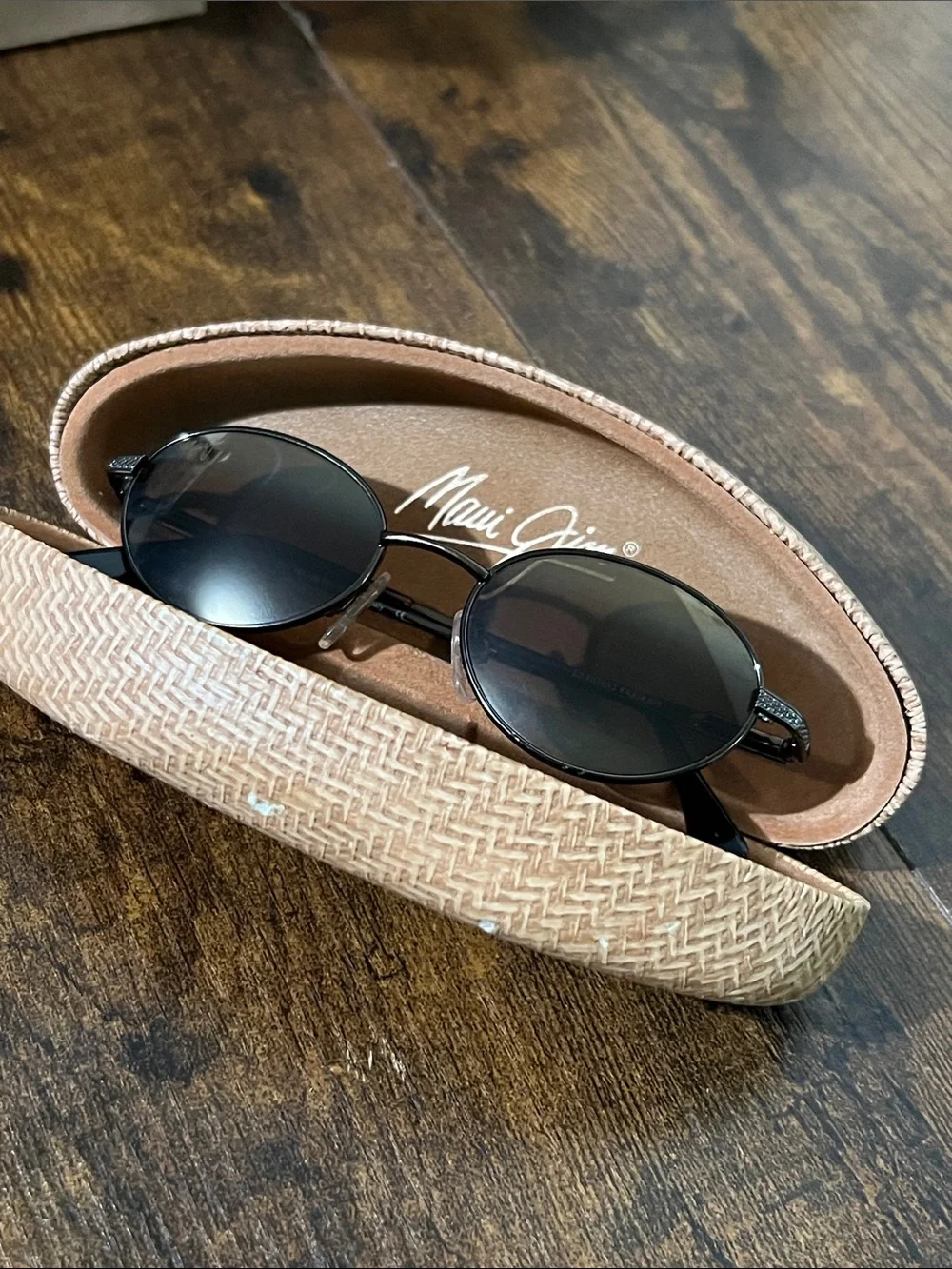 Maui Jim Black Oval Polarized Sunglasses with Tan Case MJ 146-19